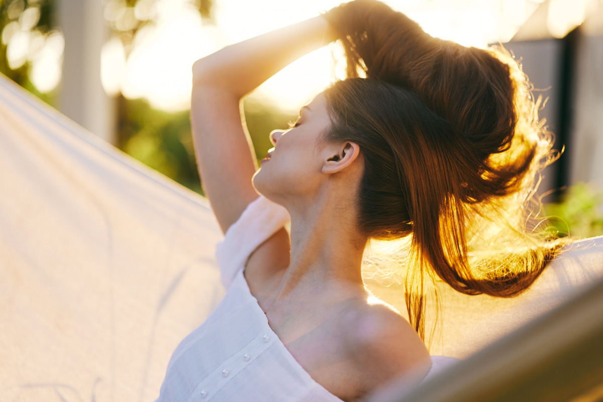Parrucchiera D&F applica una protezione solare sui capelli di una cliente a Como