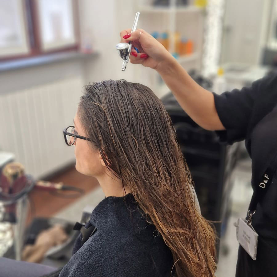 Trattamento di ossigenoterapia sui capelli di una cliente nel salone D&F a Como